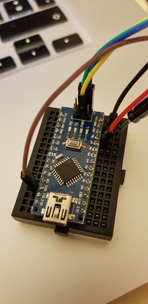 Et bilde av en arduino nano brukt som ICSP-programmerer